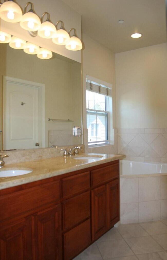 Building Photo - Beautiful Sunnyvale Townhouse!