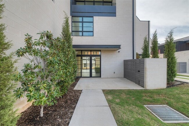 Building Photo - 1303 N Dewey Ave