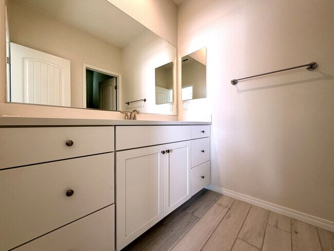 Building Photo - AVAILABLE NOW!! STUNNING 4 Bed/ 3.5 Bath POOL HOME in La Quinta!