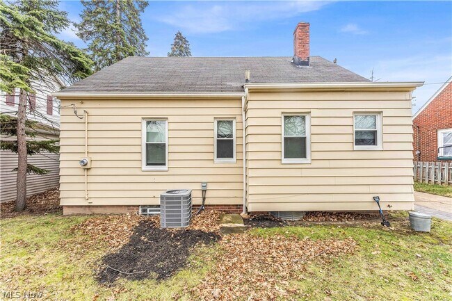 Building Photo - 19205 Pasnow Ave