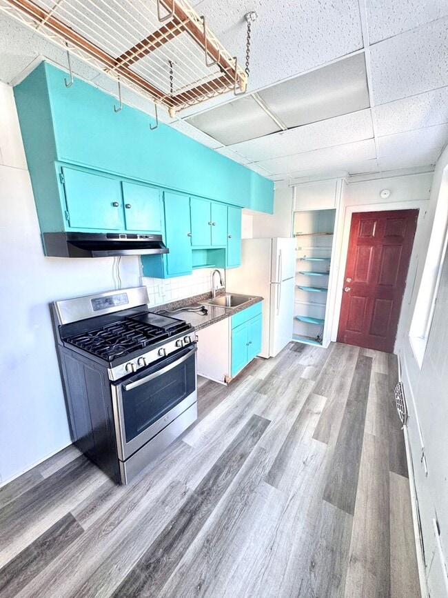 Building Photo - FOUR BEDROOM End of Row