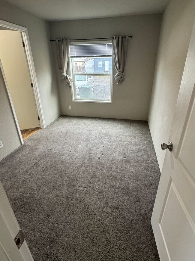 Building Photo - Move-In Special! 1/2 First Month Rent!! 2 bedroom, 2 Bath in the heart of town