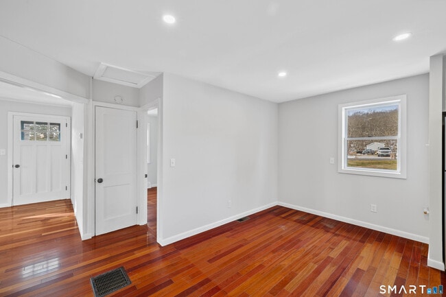 Building Photo - 3 Sunnieside Dr