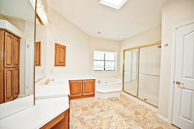 Building Photo - 2322 S Rogers Cir