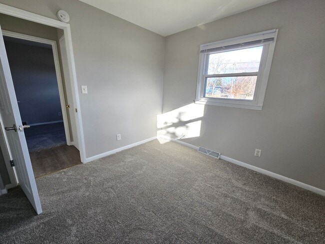 Building Photo - 1005 Samantha St