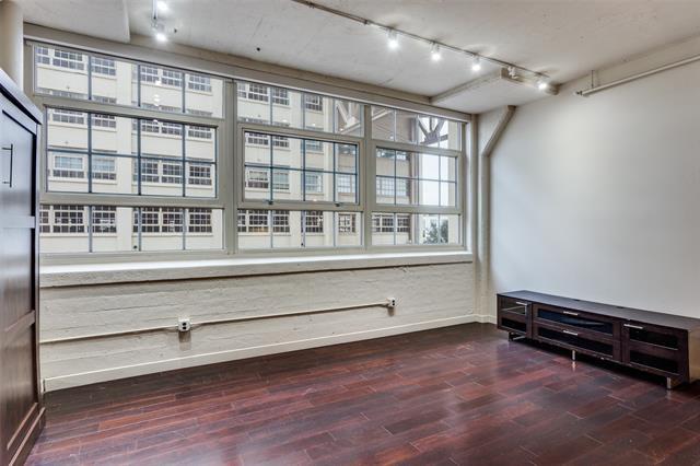 Building Photo - 2600 W 7th St