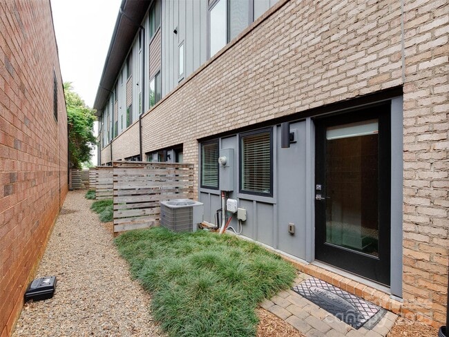 Building Photo - 225 Domain Way