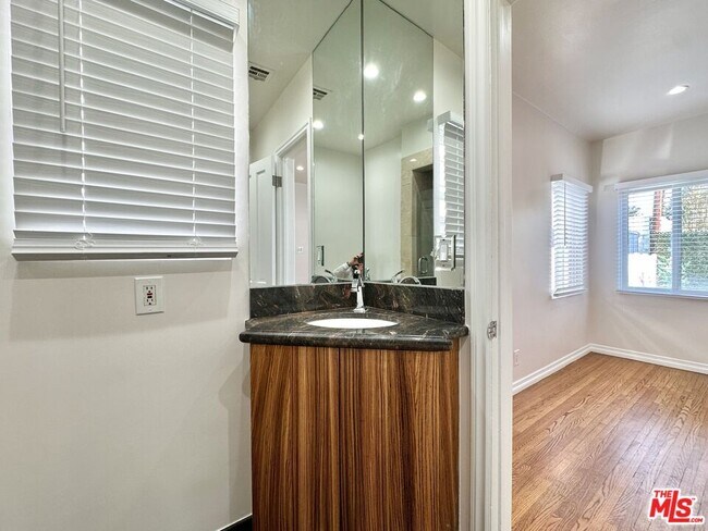 Building Photo - 1206 Greenacre Ave