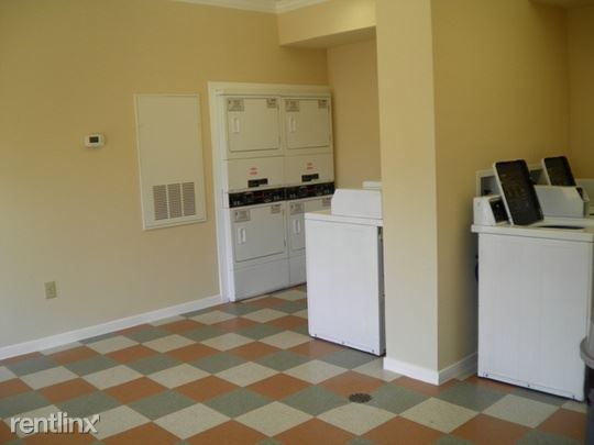 Building Photo - 7600 Creekbend Dr