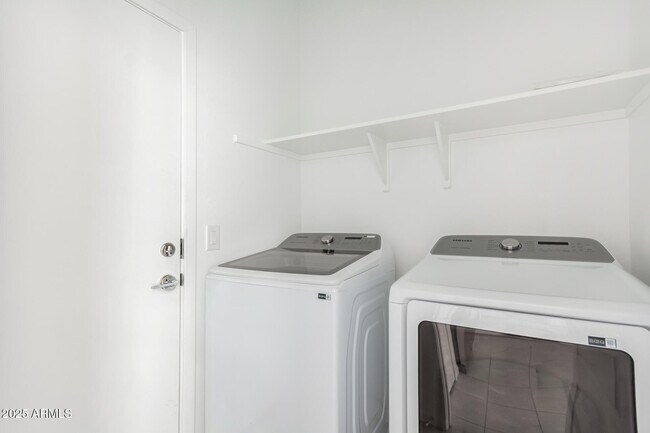 Building Photo - 3233 Juniper Cyn Dr
