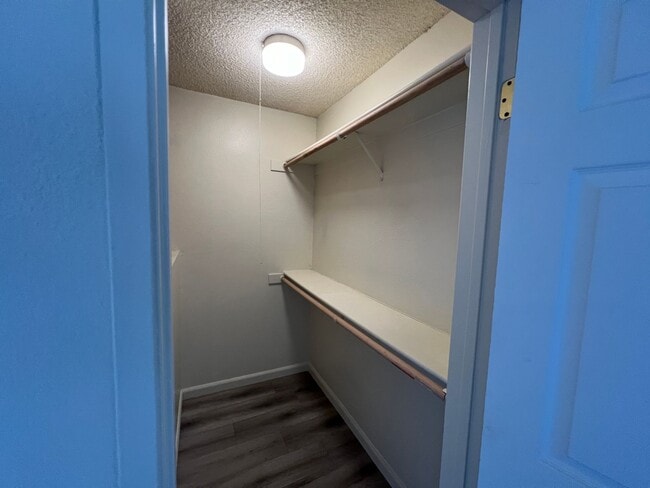 Building Photo - 2-bedroom condo near shopping & restaurants!