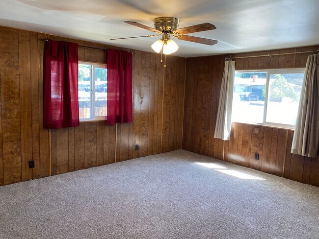 Building Photo - Large 3 bed 2 bath with fenced back yard