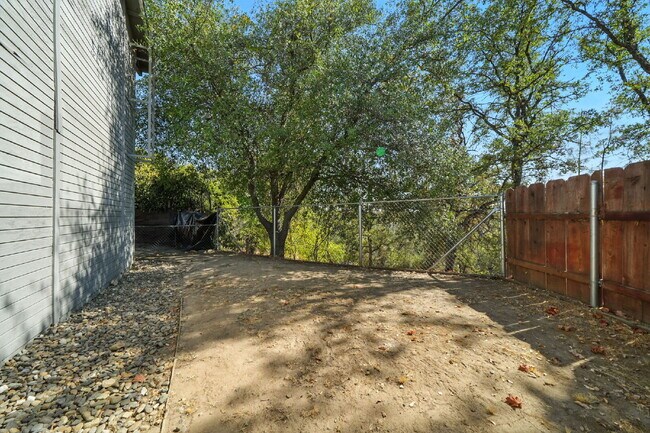 Building Photo - Adorable 2/1.5 with private back yard, ful...