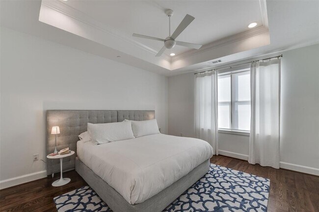 Building Photo - 418 NE 2nd St