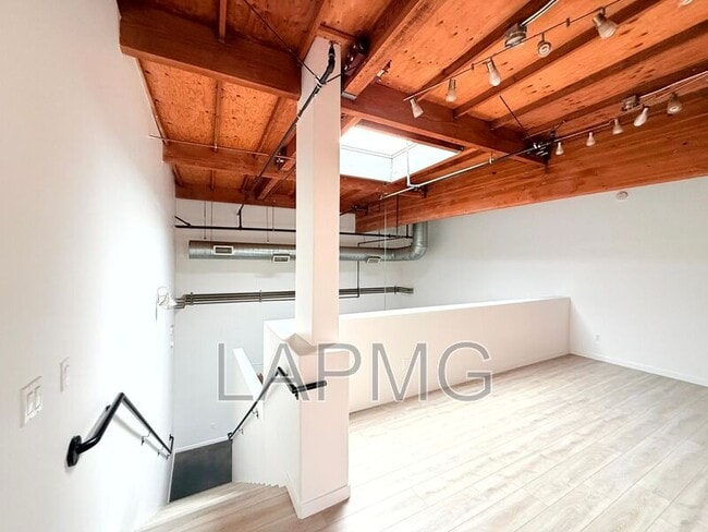 Building Photo - 1734 N Main St