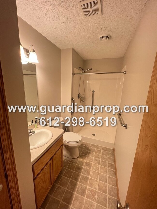 Building Photo - Large End Unit Townhome Available Late April, 2BR + Office, Vaulted Ceilings, 3 Bath, Family Room