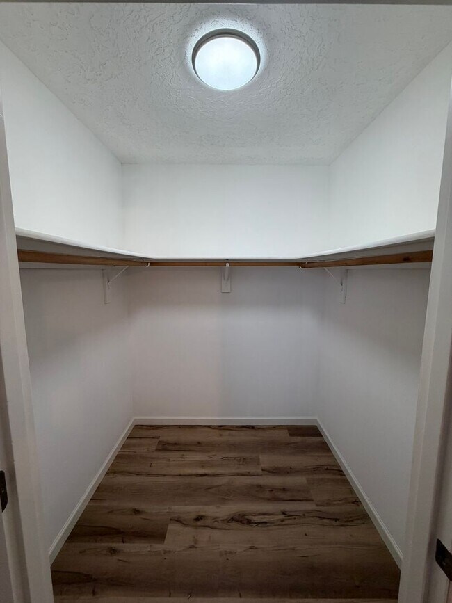 Building Photo - Large 2 Bedroom with Fenced Yard!