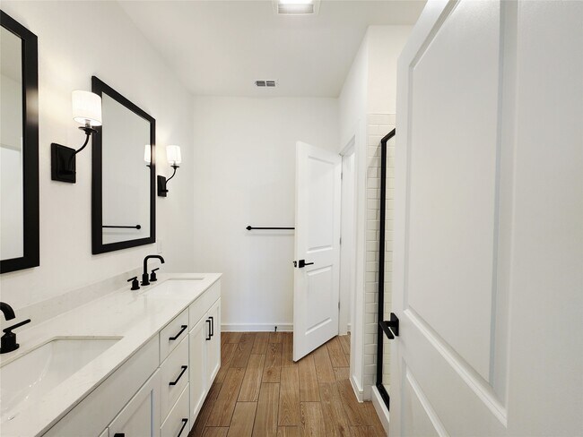 Building Photo - 8430 Bay Rdg Cir