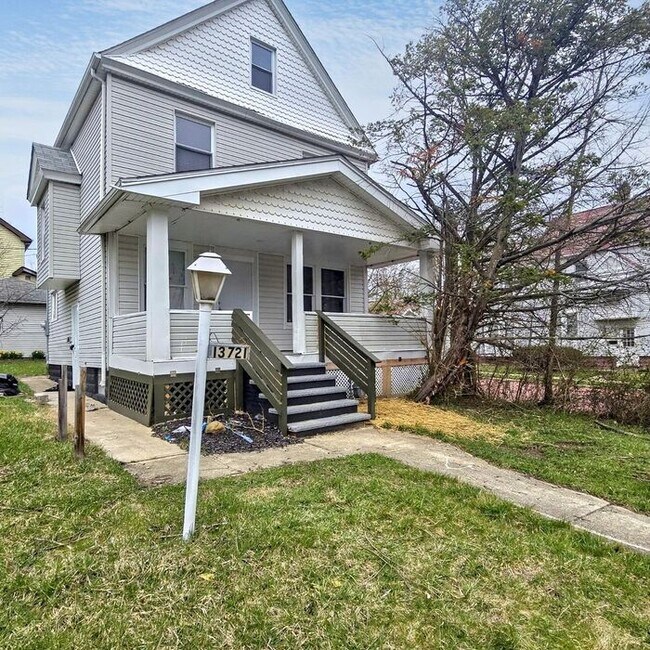 Building Photo - 3-Bedroom Home with Attic and Basement in ...