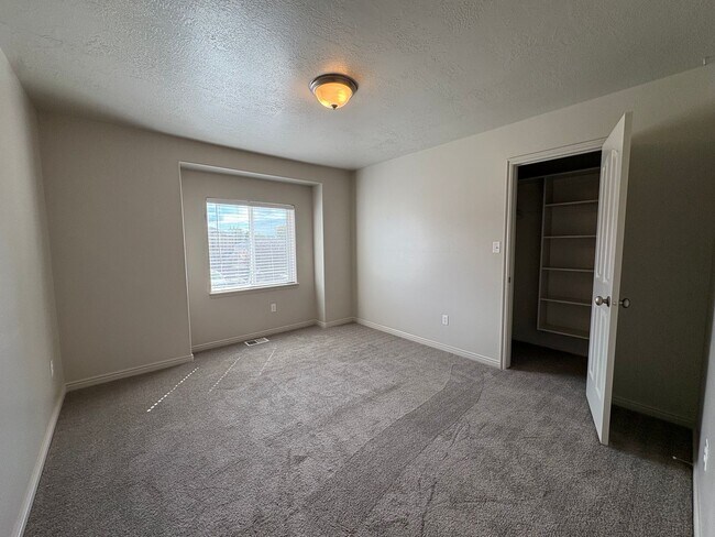 Building Photo - Clark Parkway Home