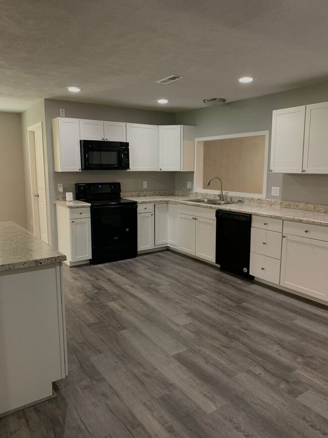 Building Photo - PRE-LEASING! Beautiful 3 Bedroom 2 Bath 2 Living Areas + Detached 1 Car Garage/ Workshop