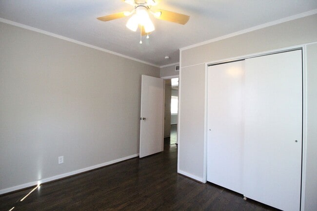 Building Photo - 4 Bedroom 2 Bath Updated Home In Overland Park