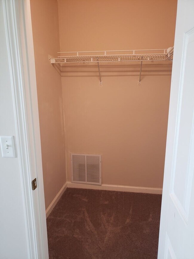 Building Photo - 1127 Fieldstone Dr