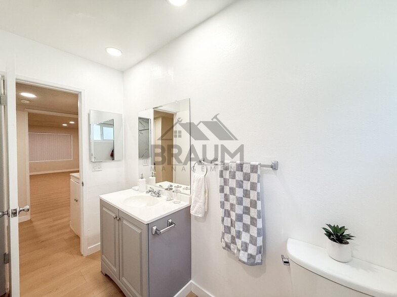 Building Photo - 6041 Whitsett Ave