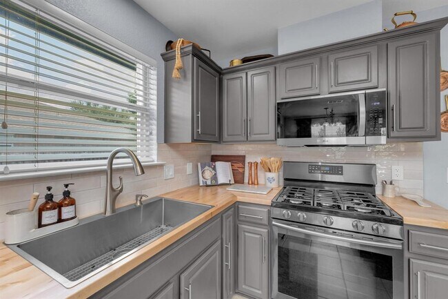 Building Photo - 1410 Sherry Dr