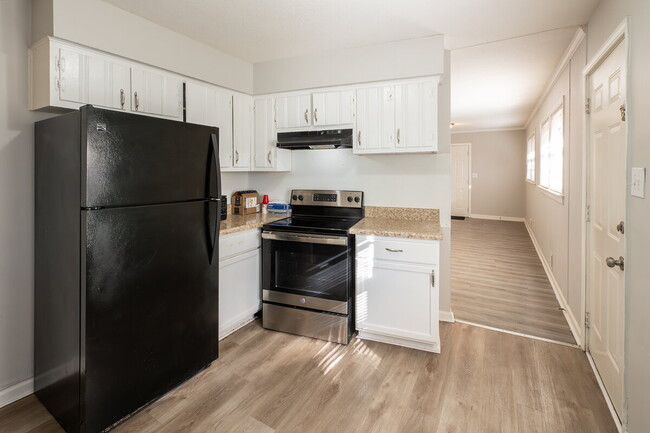 Building Photo - "Charming 3-Bedroom Retreat with 2 Full Ba...