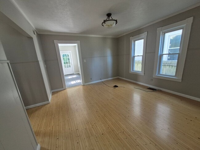 Building Photo - 2 Bedroom House with Walk In Closet / Offi...