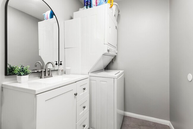 Building Photo - Newly furnished and remodeled 2 bed 2 bath!