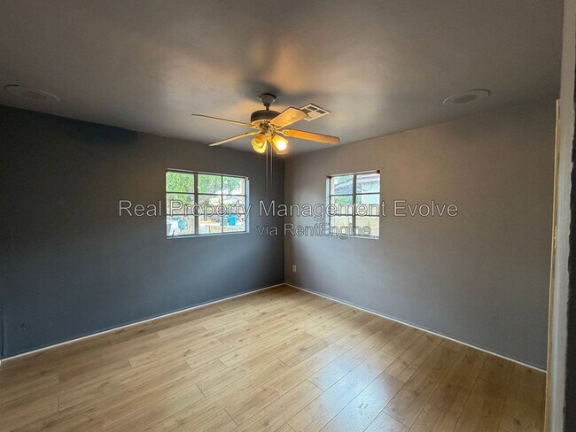 Building Photo - 2320 W Rose Ln