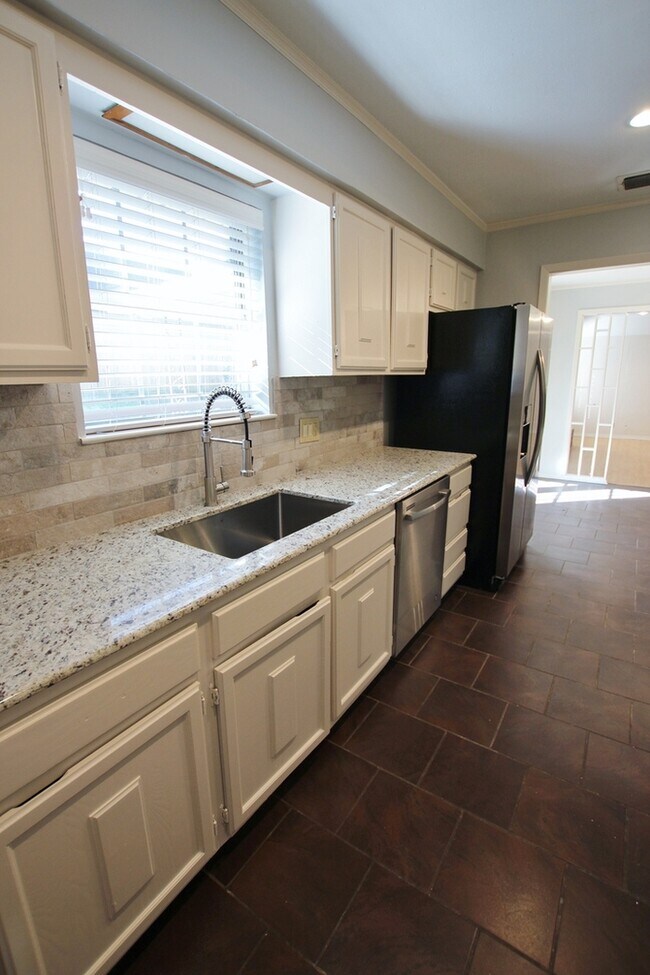 Building Photo - Available Now: Stunning 4-bedroom, 2-bath ...