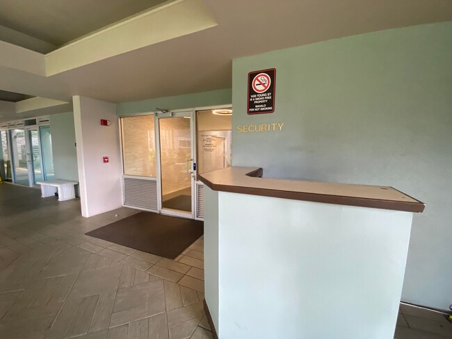Building Photo - 1 Bedroom / 1 Bathroom Condo with Lanai + ...