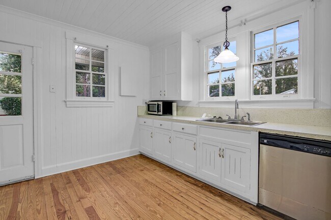 Building Photo - 2 Bedroom, 1 Bath home in Center of Richmond Hill - Richmond Hill close to Ft. Stewart and HAAF