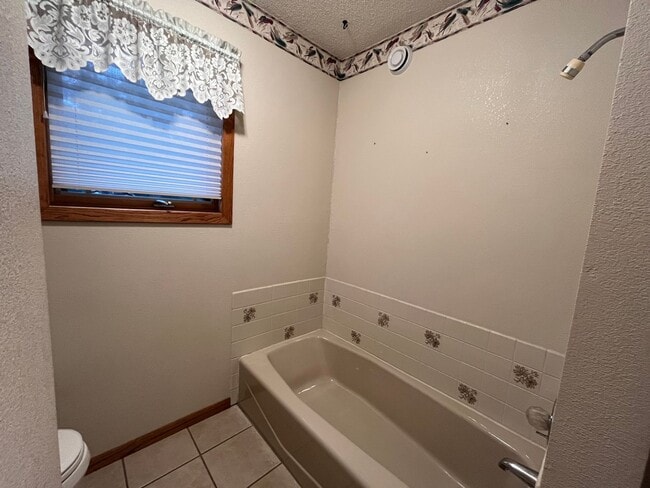 Building Photo - Beautiful 3 Bedroom Home In Carlton on 5 A...