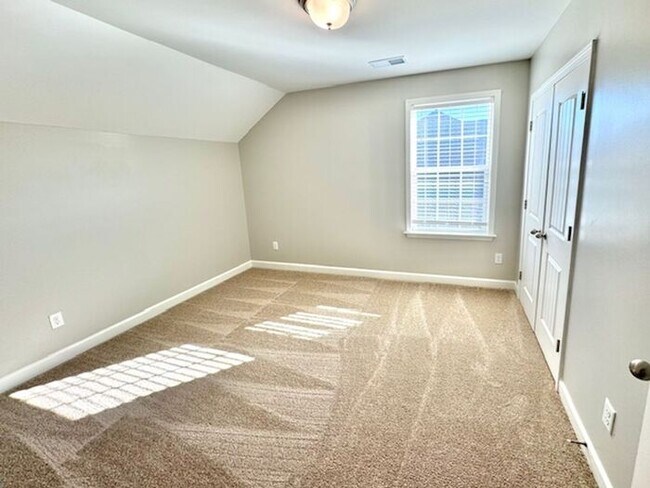 Building Photo - Now Lasing a 4 Bedroom 2.5 bath home in Ho...
