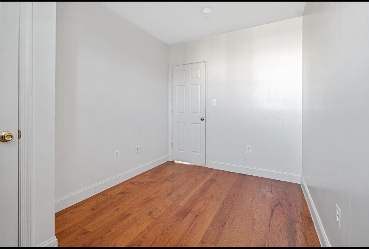 Building Photo - 212 Orange St SE