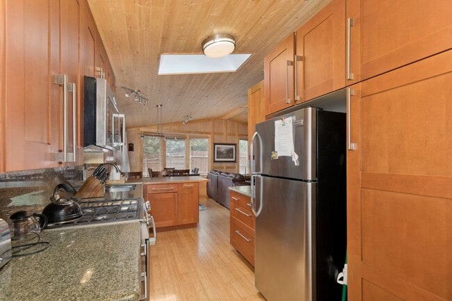 Building Photo - Stylish & Spacious Mountain Home – Fully U...