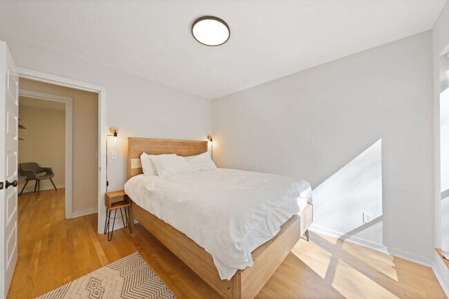 Building Photo - Stunning 3 Bedroom with a Beautiful View i...