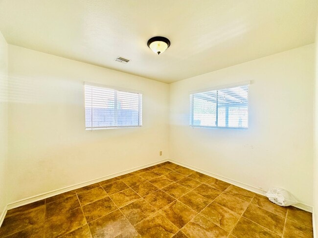 Building Photo - 2 Bedroom House with All Appliances and La...