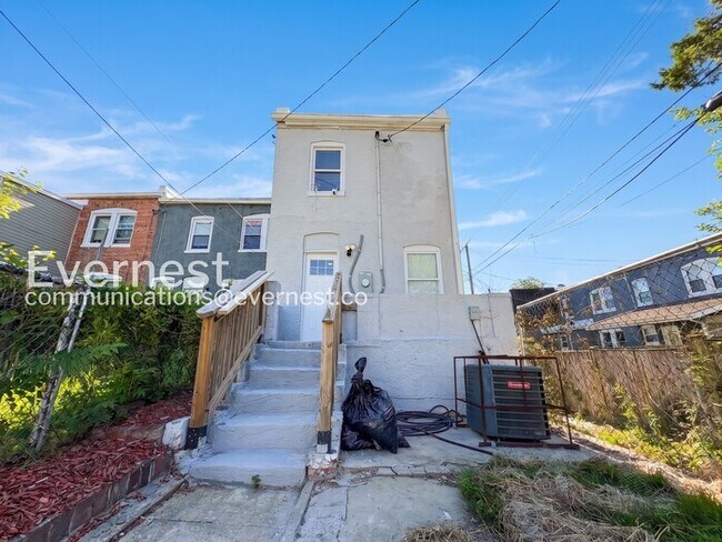 Building Photo - 3 Bed/1.5 Bath Townhome with fenced yard and deck/ Available Now!