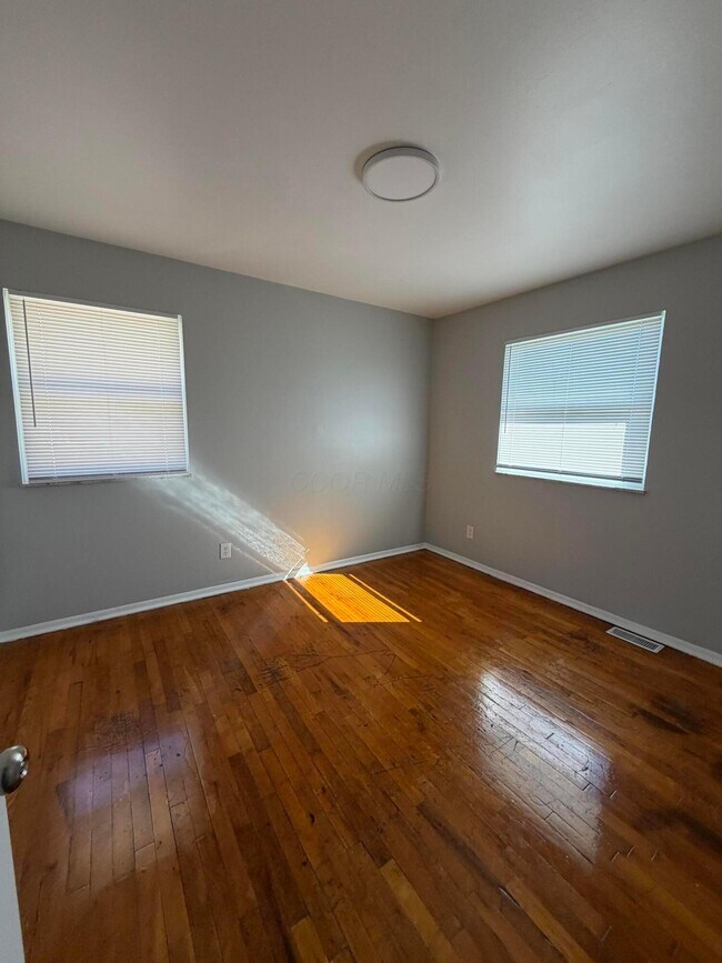 Building Photo - 1975 Dunbar Dr