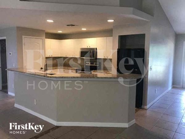 Building Photo - 1002 NE 33rd Ln