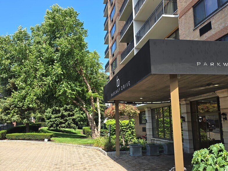 Building Photo - 60 Parkway Dr E