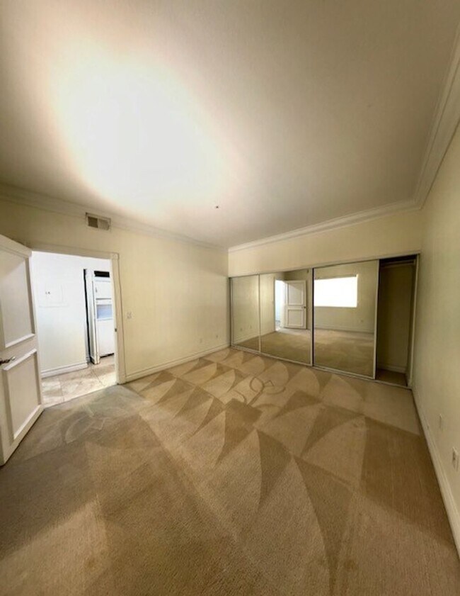 Building Photo - 1 Bedroom Condo In A Luxurious Community!!