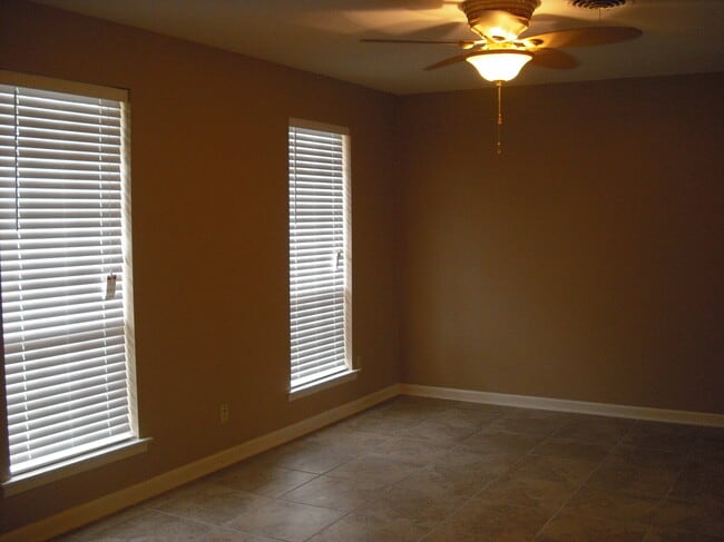 Building Photo - 1514 Lakewood Dr