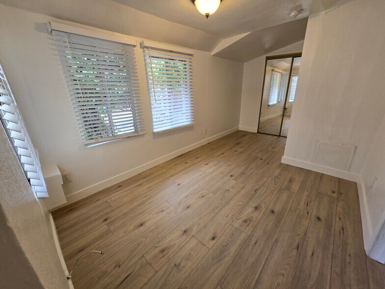 Building Photo - 5826 Willoughby Ave