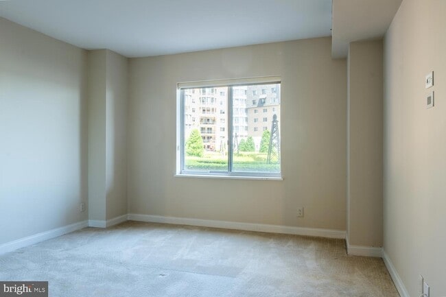 Building Photo - 1250 S Washington St